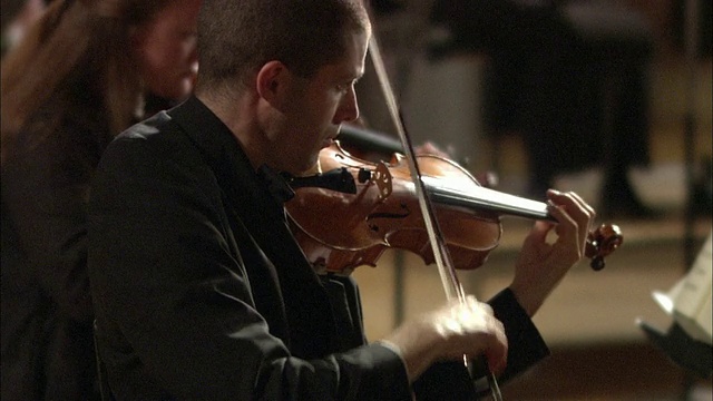剑桥大学小提琴家在管弦乐队演奏/英国伦敦视频下载