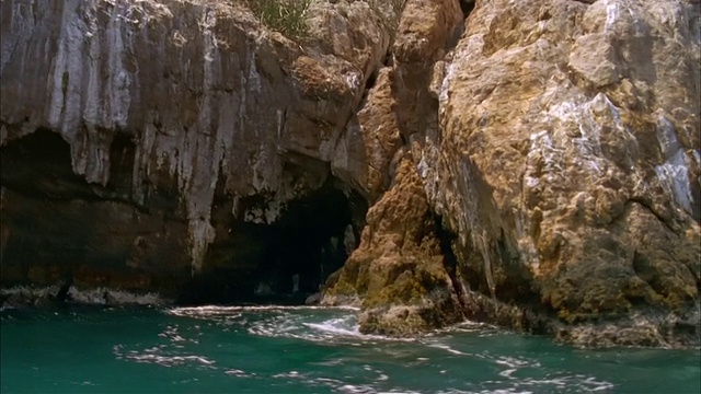 船的视角宽镜头通过自然拱形形成的太平洋海岸线/哥斯达黎加，墨西哥视频下载