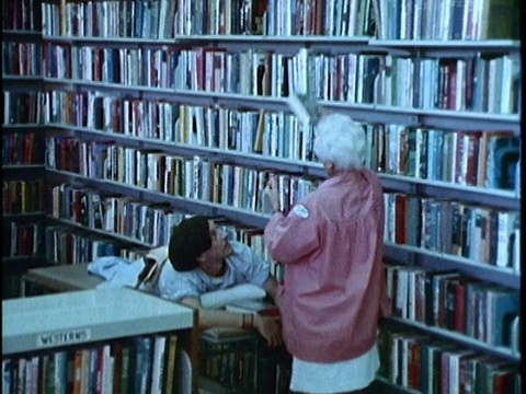 1970年代蒙太奇护士给残疾人的书，洛杉矶，加利福尼亚，美国，音频视频下载