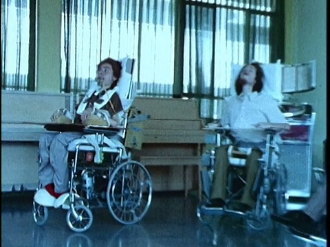 1970年代蒙太奇在医院听音乐的残疾人，洛杉矶，加利福尼亚，美国，音频视频下载