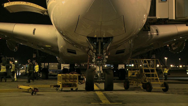 TU空中客车A380夜间在英国伦敦的停机坪上视频下载