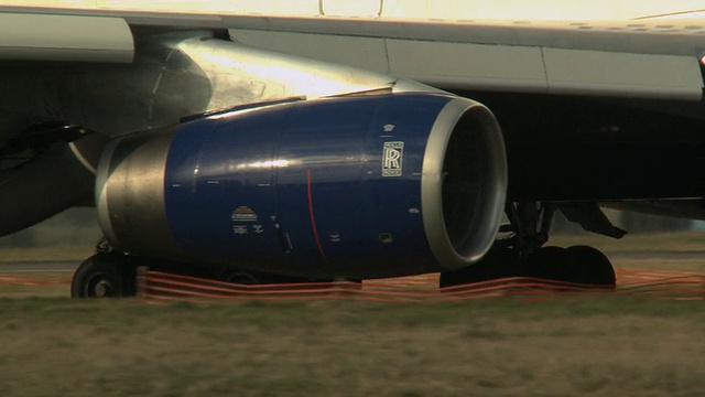 波音747发动机和起落架在英国伦敦的跑道上滑行视频下载