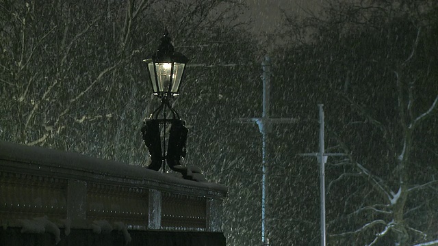 英国伦敦，在雪地里的购物广场上装饰华丽的路灯视频素材