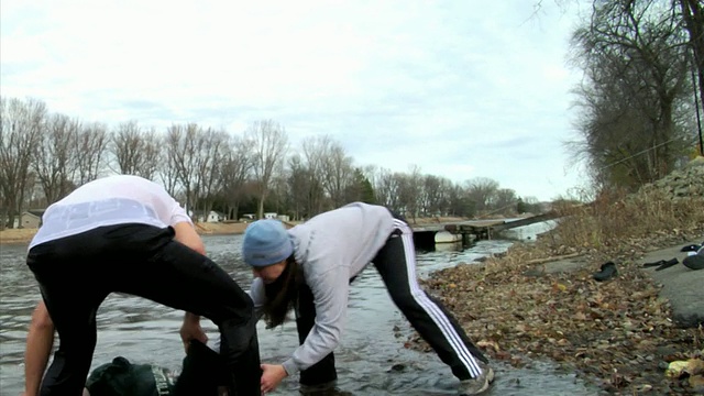 美国威斯康辛州新伦敦市，一名妇女和一名警察在抢救溺水男子视频素材