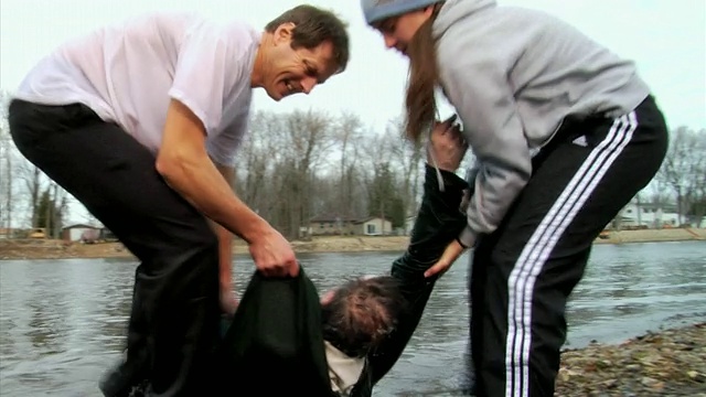 美国威斯康辛州新伦敦市，一名女子和一名警察在抢救落水男子视频素材
