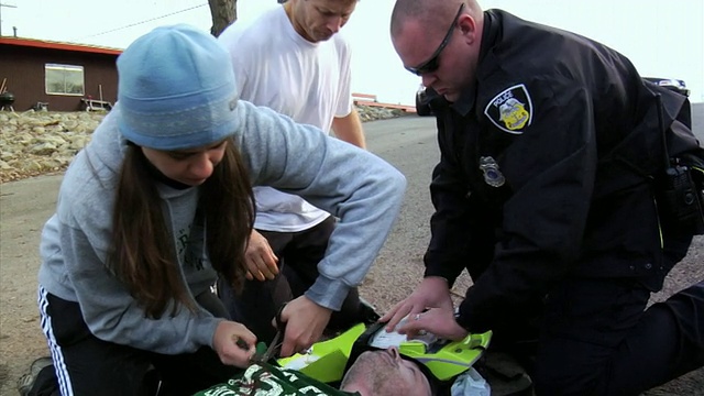 美国威斯康辛州新伦敦市，MS Woman和警察在抢救使用除颤器的溺水男子视频素材