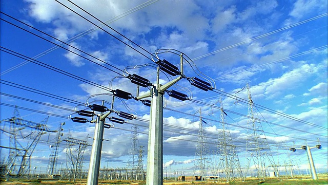 T/L MS LA加州最大的变电站(世界第七大)，高压高压州际输电塔，美国加州圣华金谷视频下载