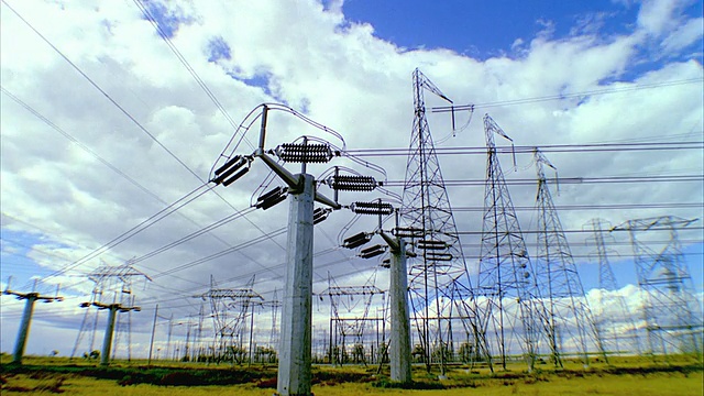 T/L MS加州最大的变电站(世界第七大)，高压高压州际输电塔，美国加州圣华金谷视频下载