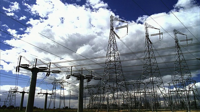 美国加州圣华金谷，加州最大的变电站(世界第七大变电站)高压输电线路上，云层翻滚视频下载