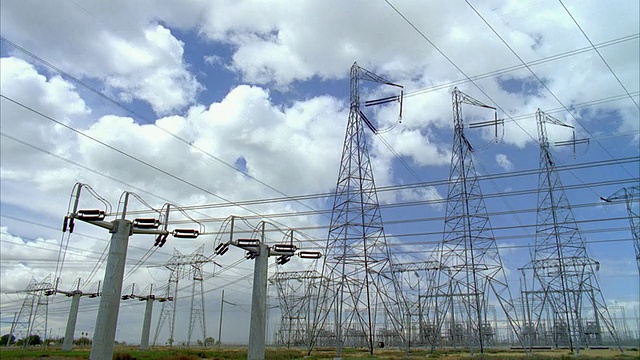 美国加州圣华金谷，加州最大的变电站(世界第七大变电站)高压输电线路上方，云层翻滚视频下载