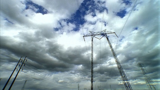 T/L MS LA在美国加利福尼亚州圣华金谷高压电力塔上空翻滚视频下载