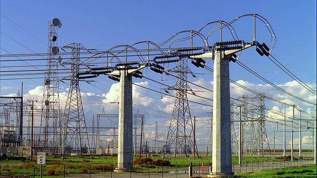 T/L MS加州最大的变电站(世界第七大)，高压高压州际输电塔，美国加州圣华金谷视频下载