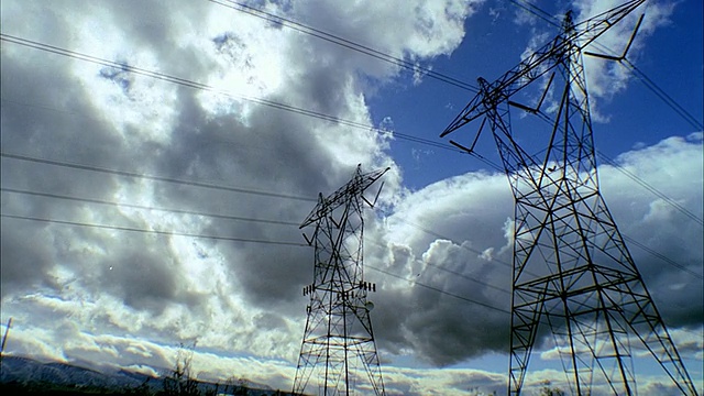 T/L WS LA PAN云在高压电力塔上滚动，Trona，加利福尼亚，美国视频下载