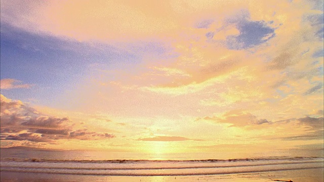 美国加州圣巴巴拉，海面上的日落视频素材
