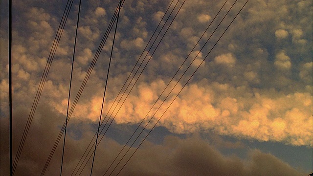 T/L MS LA Cloudscape在日落，电力线在前景，圣巴巴拉，加利福尼亚州，美国视频素材