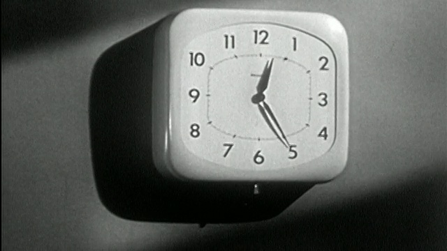 1950年，黑色和白色的接近时钟指针从10点开始，并快速旋转了12个小时视频素材