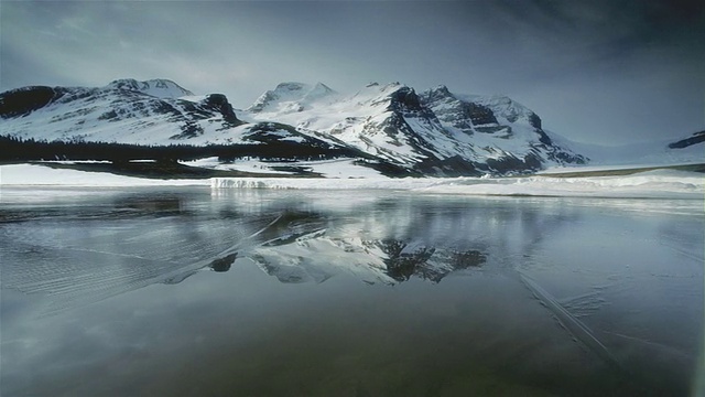 加拿大阿尔伯塔省班夫国家公园，被雪山环绕的泛湖视频素材