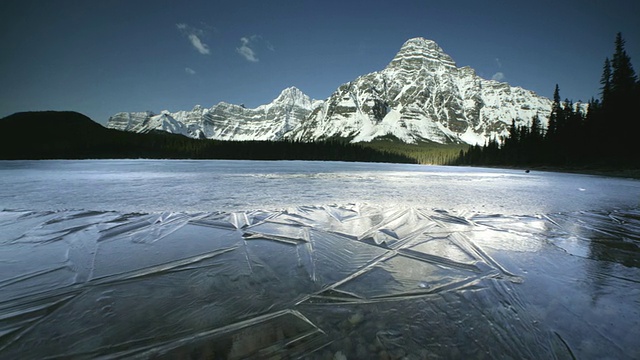 加拿大阿尔伯塔省班夫国家公园，被雪山包围的冰湖视频素材