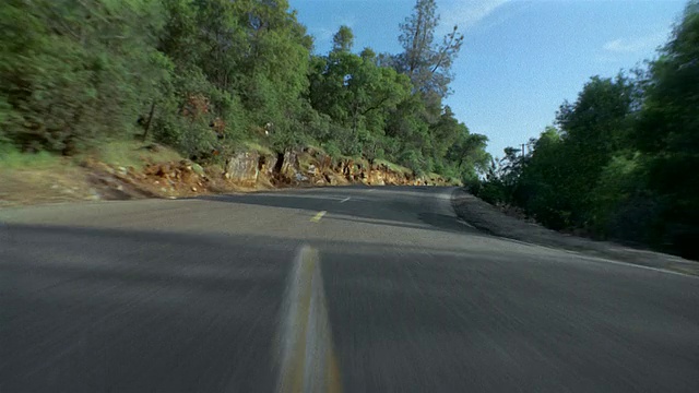 汽车视点，宽镜头，超速行驶的道路视频素材