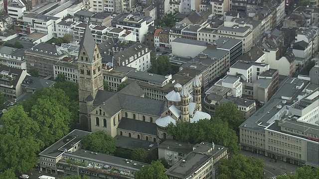 空中教堂和公寓楼，科隆，北莱茵-威斯特伐利亚，德国视频素材
