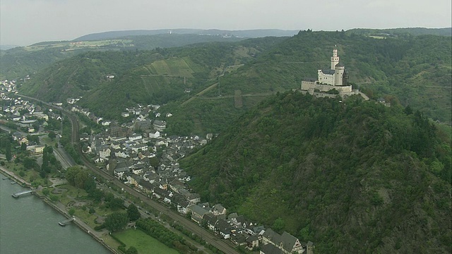 德国莱茵兰-普法尔茨山顶上的空中Marksburg城堡视频素材