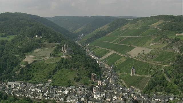 德国莱茵兰-普法尔茨河畔丘陵景观中的空中小镇视频素材