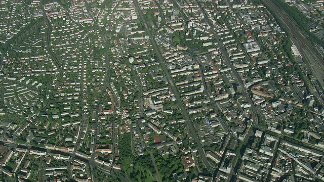 空中TU城镇景观与远处的威廉shohe城堡，卡塞尔，黑塞，德国视频素材
