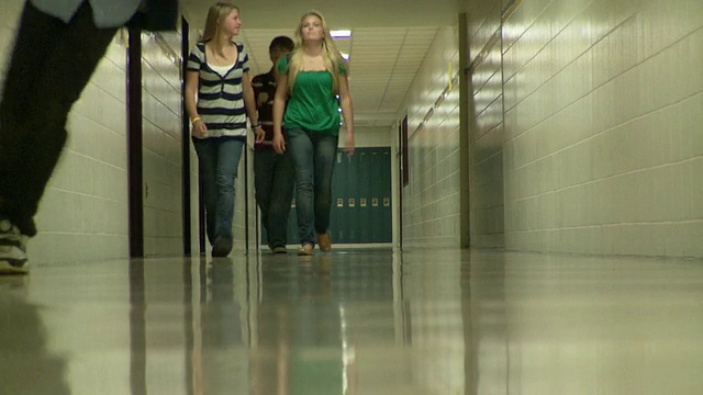 美国纽约，Cazenovia, WS LA学校的孩子们(12-17岁)沿着学校走廊走向摄像机视频素材