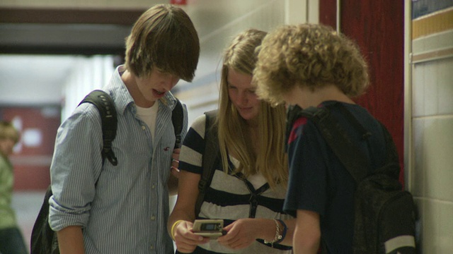 MS Boys和girl(14-17岁)在学校走廊里聊天，美国纽约Cazenovia视频下载