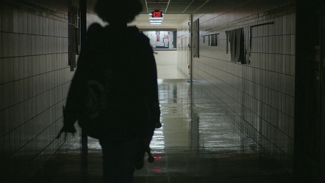 WS男孩(12-13)走在学校走廊，卡泽诺维亚，美国纽约视频素材