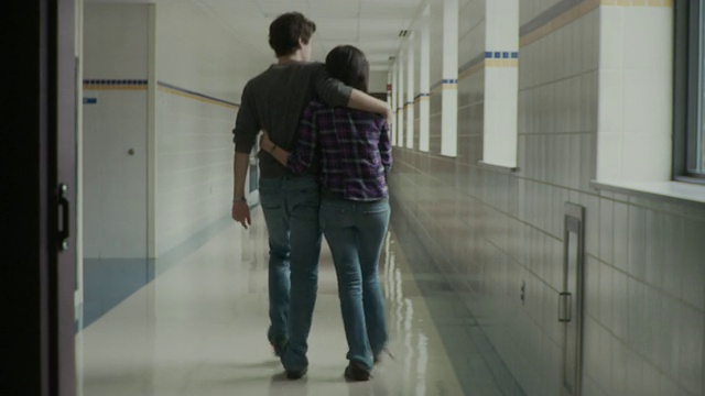 WS十几岁的夫妇(16-17岁)走在学校走廊，卡泽诺维亚，纽约，美国视频素材