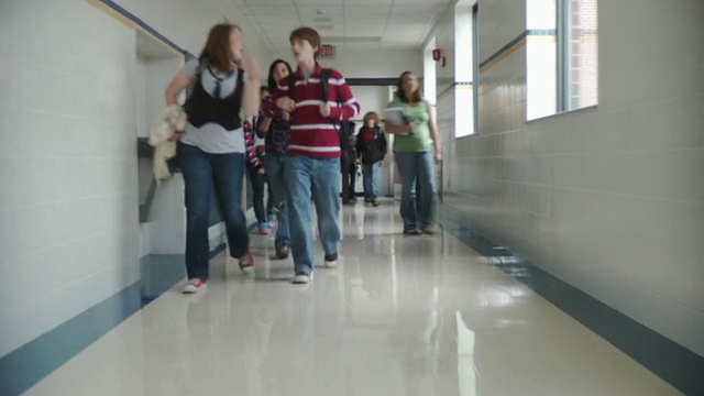 美国纽约，Cazenovia, WS DS学校的孩子(12-17岁)走在走廊上视频素材
