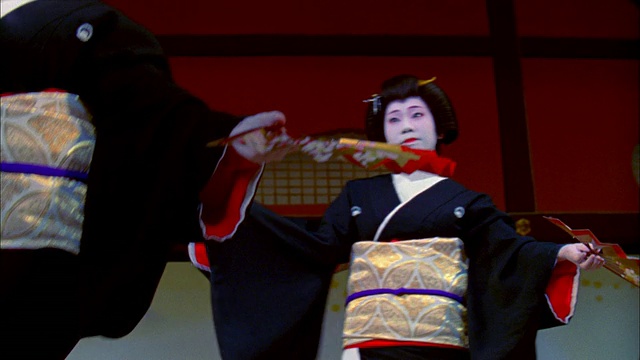 日本京都，日本艺妓表演传统的四季舞蹈视频素材