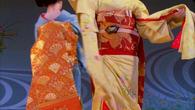 在日本京都的舞台上表演传统的四季舞蹈的PAN LA艺妓视频素材