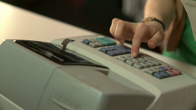 美国纽约州，布鲁克林，一名付款的女子站在收银机后视频下载