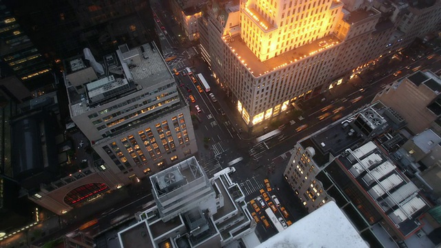 T/L WS HA ZO高耸的办公楼和繁忙的街道在中城，黄昏的夜晚，纽约，美国视频素材