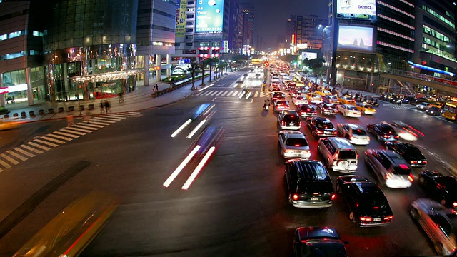 高角度广角拍摄夜间车辆通过基伦和信义路交叉口/台北，台湾视频下载