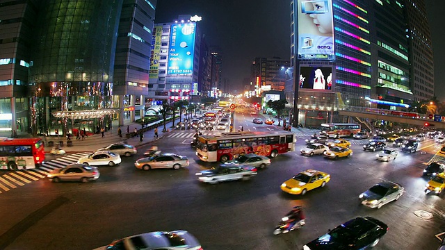 高角度广角拍摄的交通通过路口基隆和信义路晚上/台北，台湾视频素材