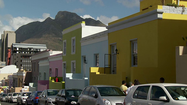 南非西开普省开普敦博卡普市色彩鲜艳的房屋，背景是桌山视频素材