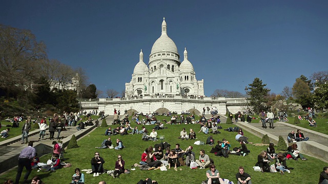 法国巴黎，人们在圣心教堂前的草坪上休息视频素材