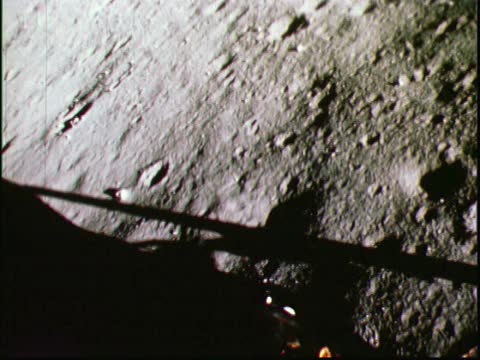 1969年，阿波罗12号上艾伦·比恩或查尔斯·康拉德采集月球土壤样本的蒙太奇镜头视频下载