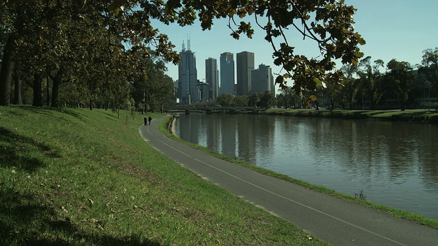 沿着河流的WS步道，背景中的市中心天际线，墨尔本，维多利亚，澳大利亚视频素材