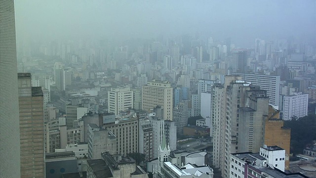 城市景观与雾/圣保罗，巴西视频素材