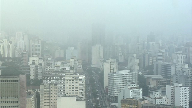 WS ZO城市景观与道路上的雾和交通/圣保罗，巴西视频下载