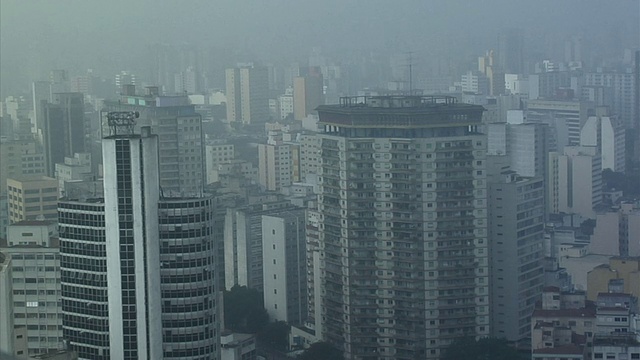 观看巴西圣保罗的雾城市景观视频下载