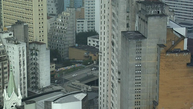 WS公寓大楼和道路交通在城市/圣保罗，巴西视频素材