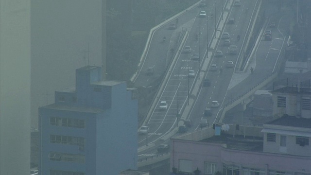 前景中有建筑物的高速公路上的交通/巴西圣保罗视频下载