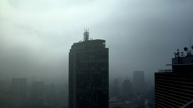 WS城市景观与雾，塔在前景/圣保罗，巴西视频下载