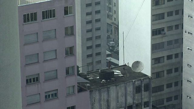 城市建筑屋顶上的卫星天线，背景中的道路交通/圣保罗，巴西视频素材