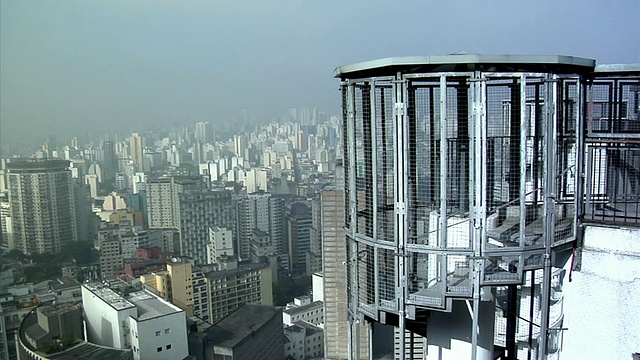 在城市摩天大楼与塔在前景/圣保罗，巴西视频下载